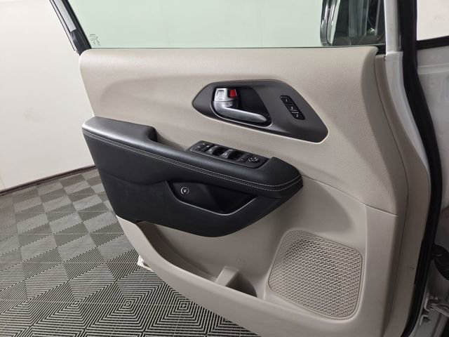 Used 2024 Chrysler Pacifica Select image 29