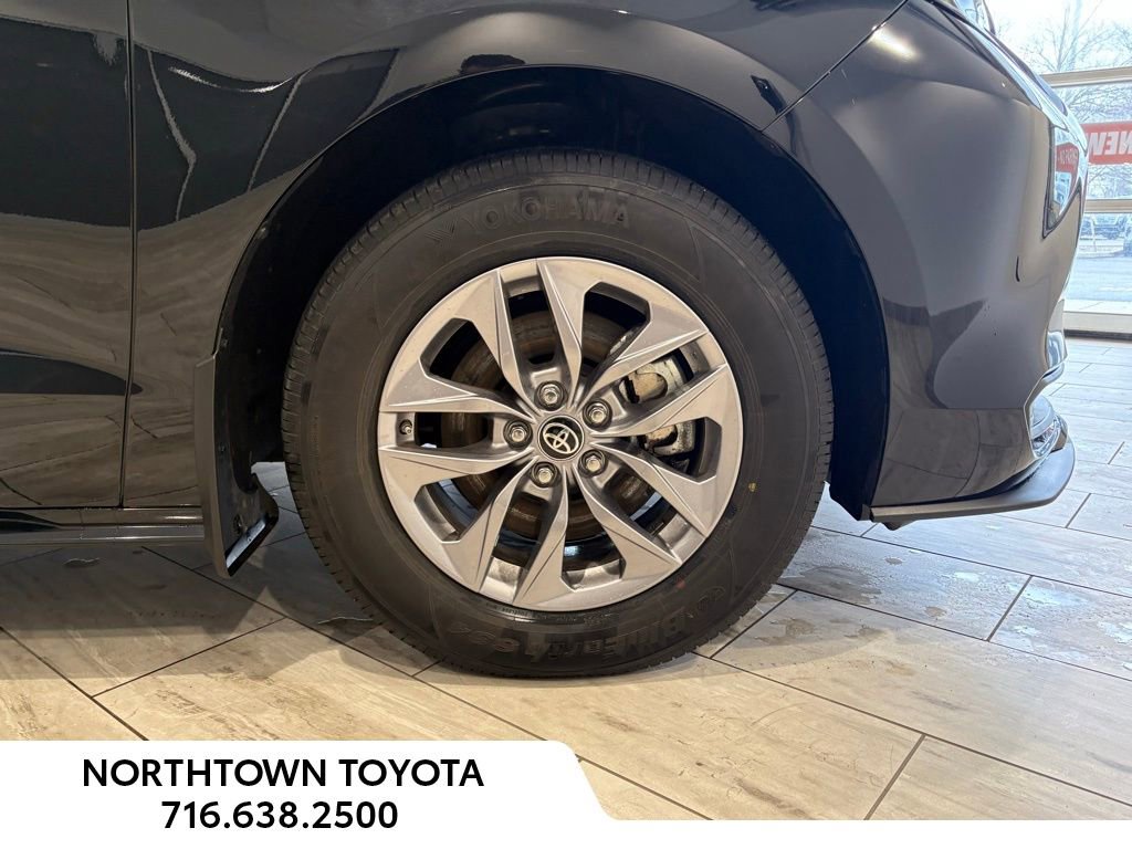 Used 2025 Toyota Sienna LE w/ LE Plus Package image 8