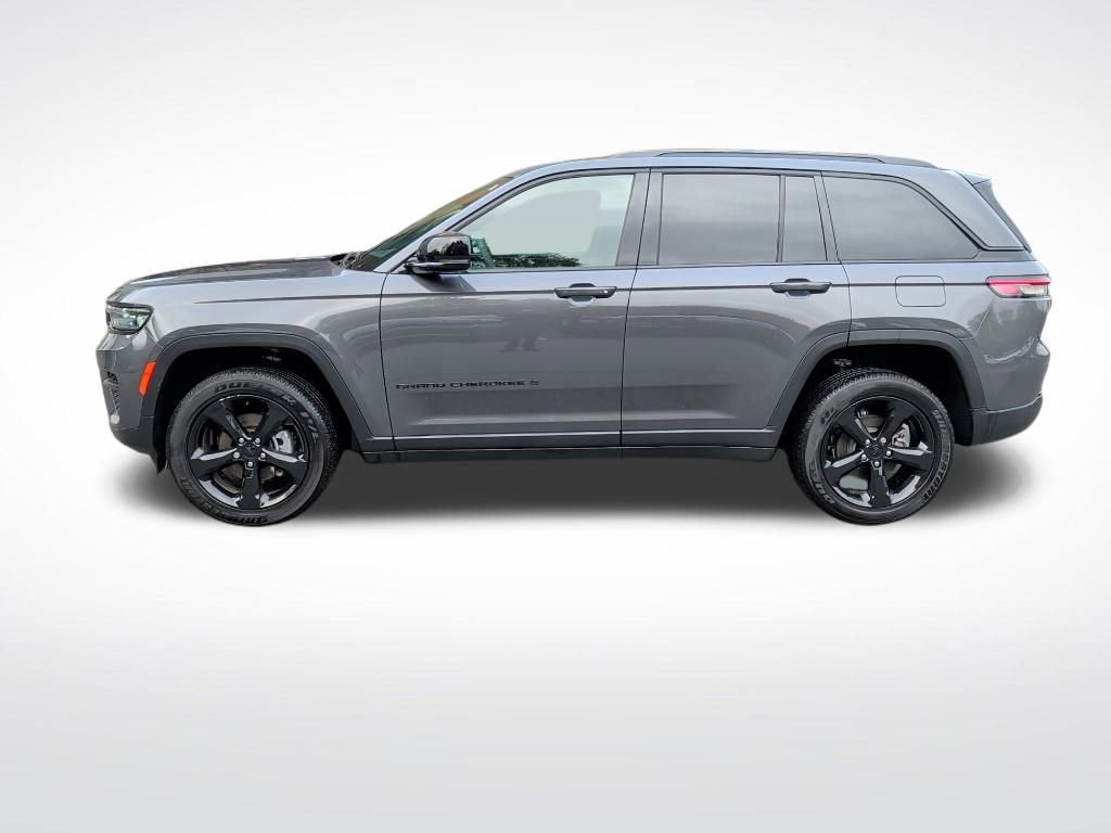 Used 2025 Jeep Grand Cherokee Altitude image 2