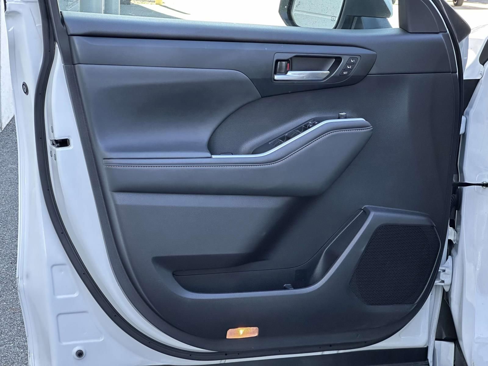 Used 2023 Toyota Highlander Bronze Edition image 8