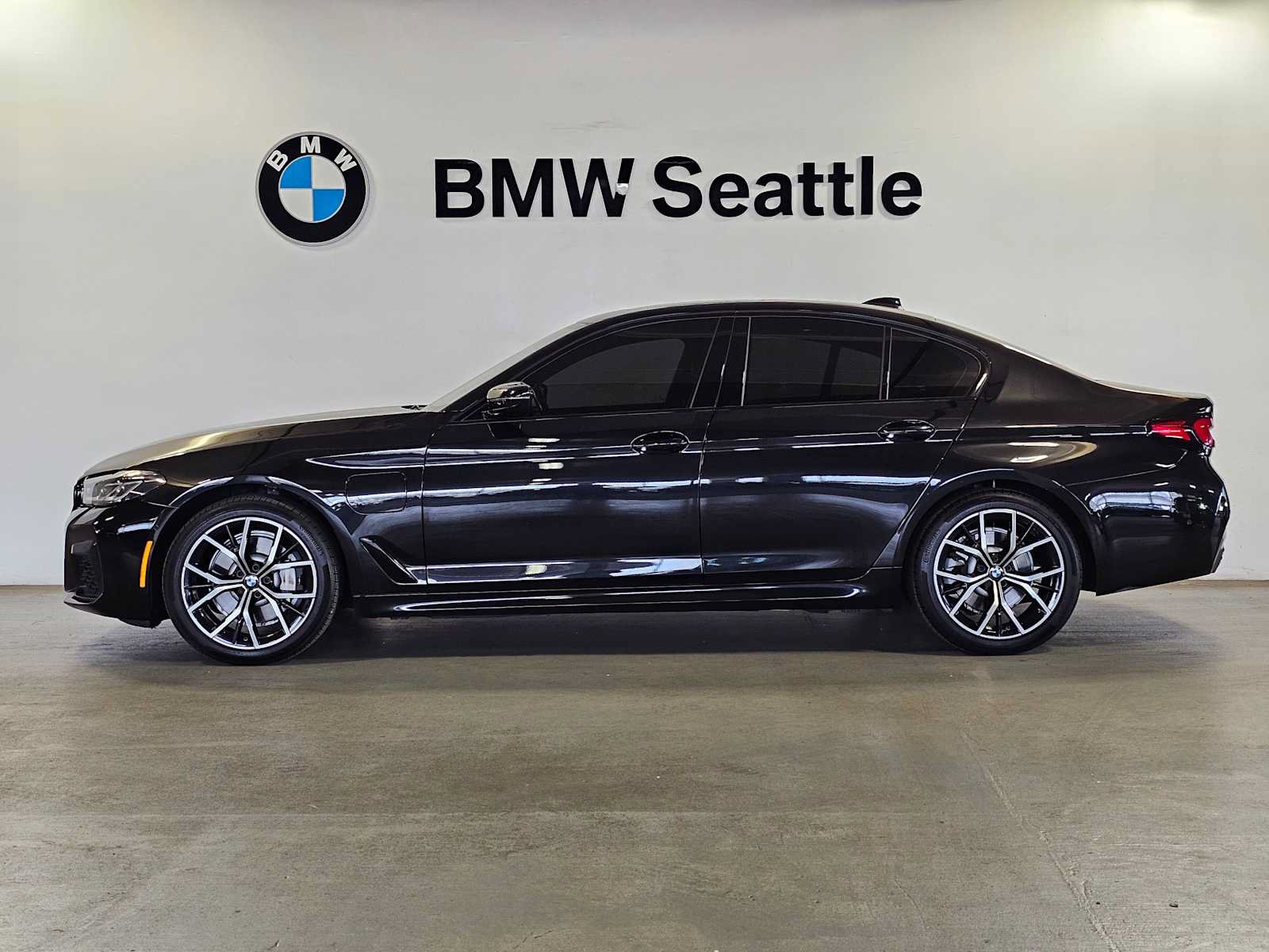 Used 2021 BMW 530e xDrive w/ M Sport Package AWD/4WD image 3