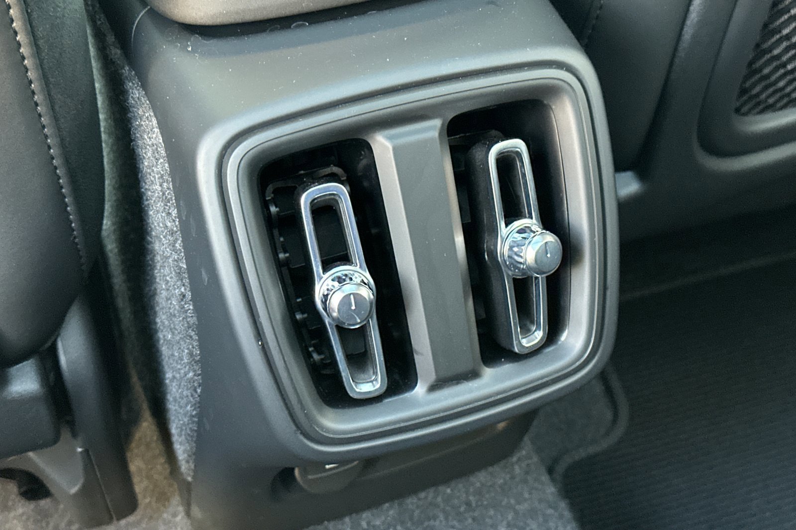 New 2025 Volvo XC40 B5 Plus image 14