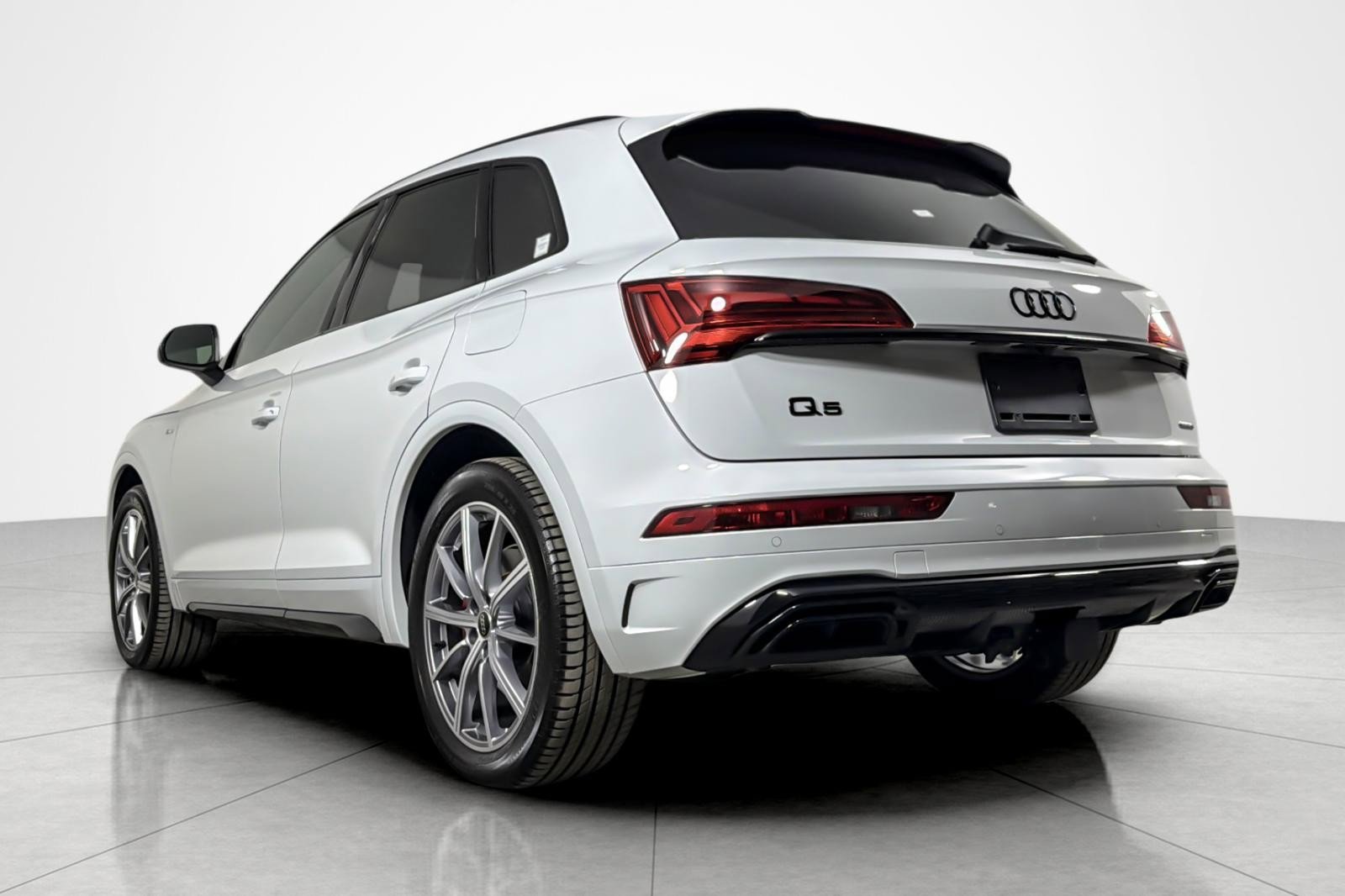 Used 2025 Audi Q5 e Premium Plus w/ Premium Plus Package image 3