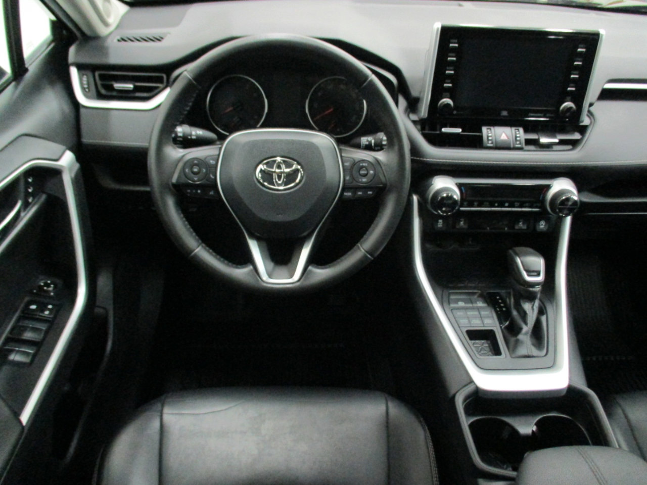 Used 2021 Toyota RAV4 XLE Premium image 16