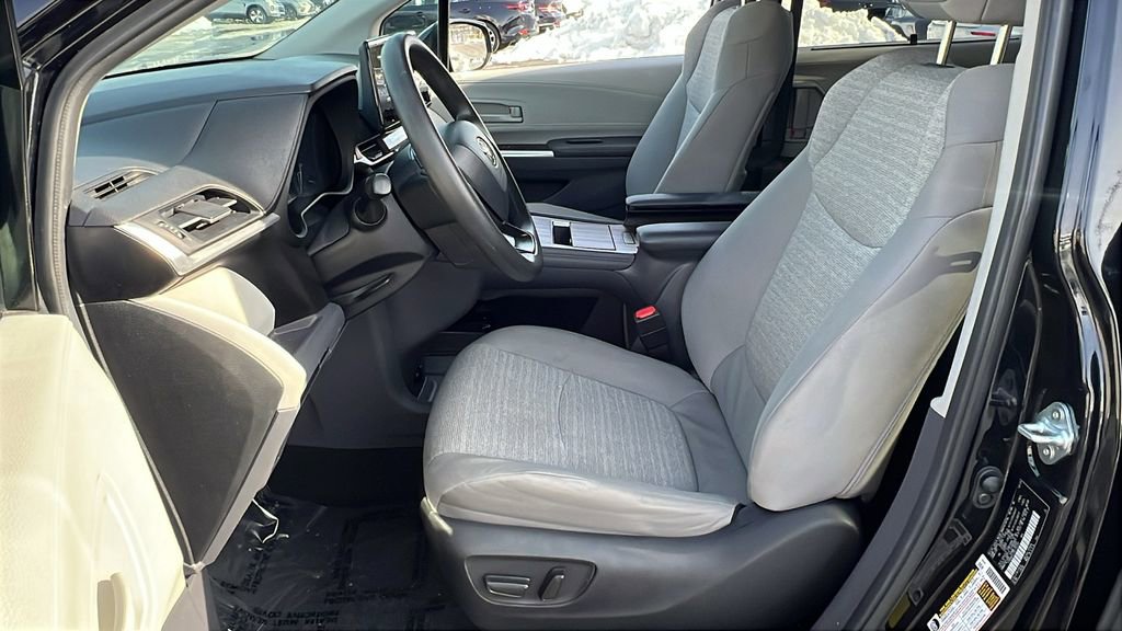 Used 2024 Toyota Sienna LE image 16