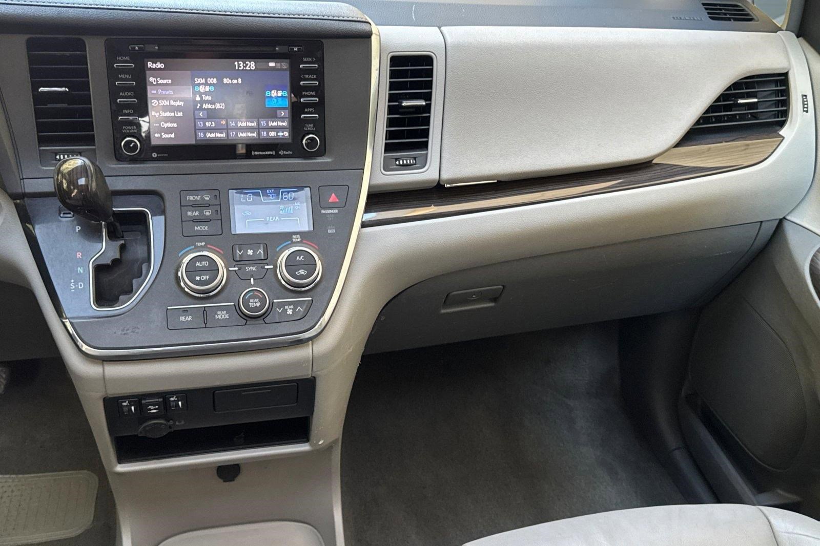 Used 2018 Toyota Sienna XLE FWD image 28