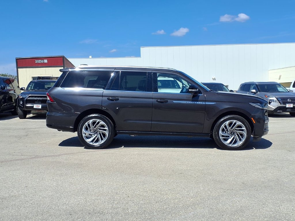 Used 2025 Lincoln Navigator Reserve AWD/4WD image 3