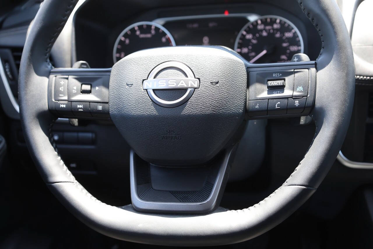 Used 2025 Nissan Rogue SV AWD/4WD image 18