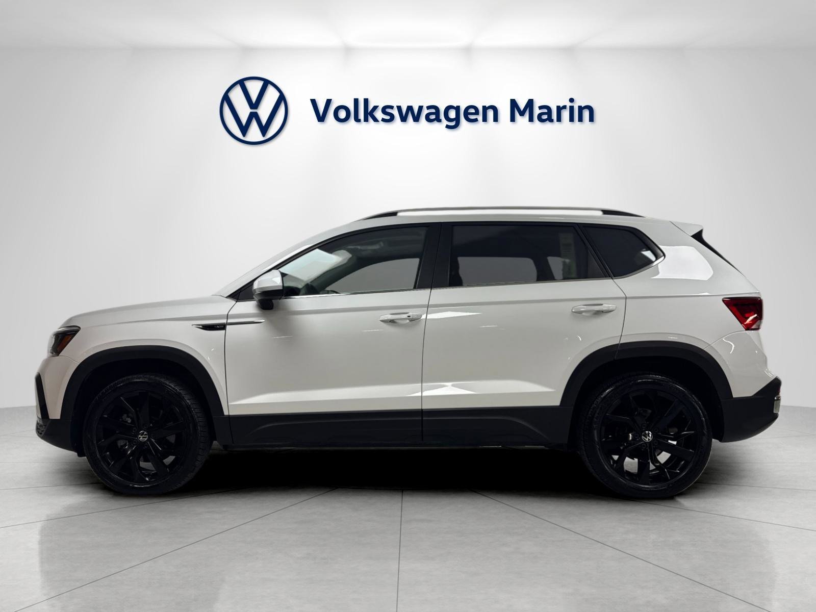 Used 2023 Volkswagen Taos SE w/ Panoramic Sunroof Package FWD image 2