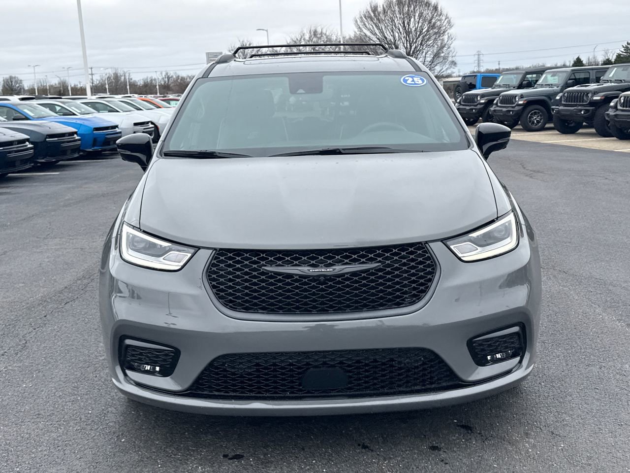 Used 2025 Chrysler Pacifica Premium image 8