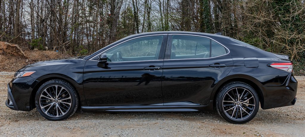 Used 2021 Toyota Camry SE image 2