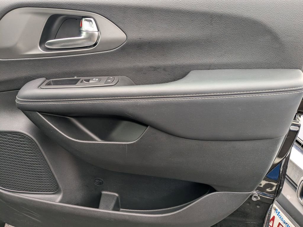 Used 2025 Chrysler Pacifica Select image 29