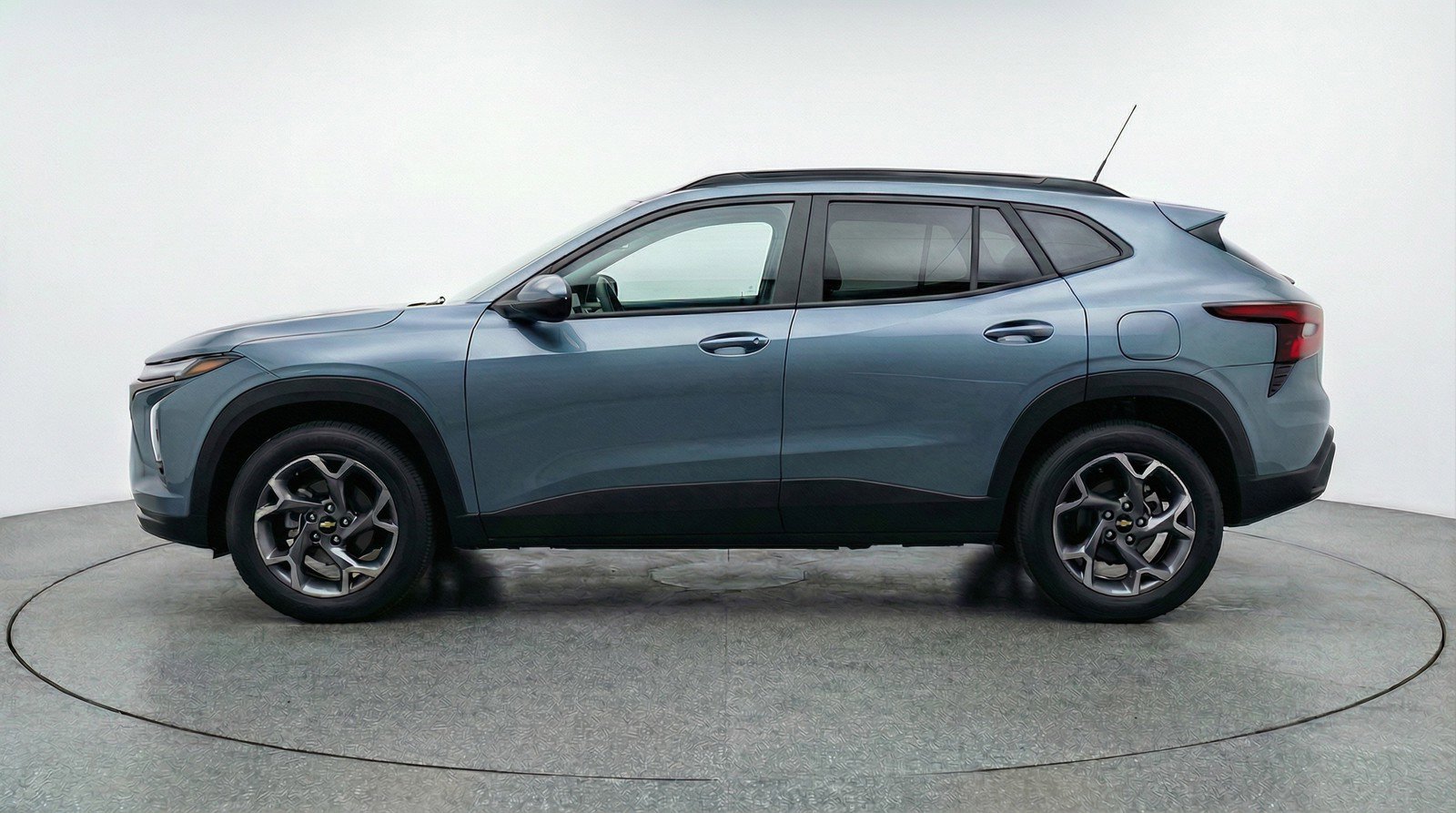 Used 2025 Chevrolet Trax LT w/ LT Convenience Package image 5