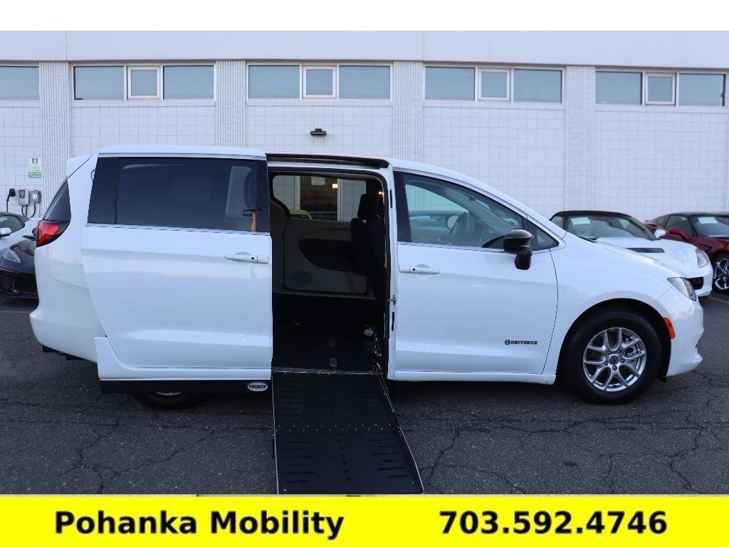 Used 2024 Chrysler Voyager LX FWD image 1