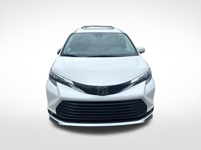 Used 2026 Toyota Sienna XLE AWD/4WD image 2
