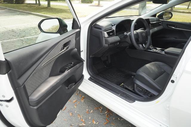 Used 2025 Toyota Camry XLE image 12