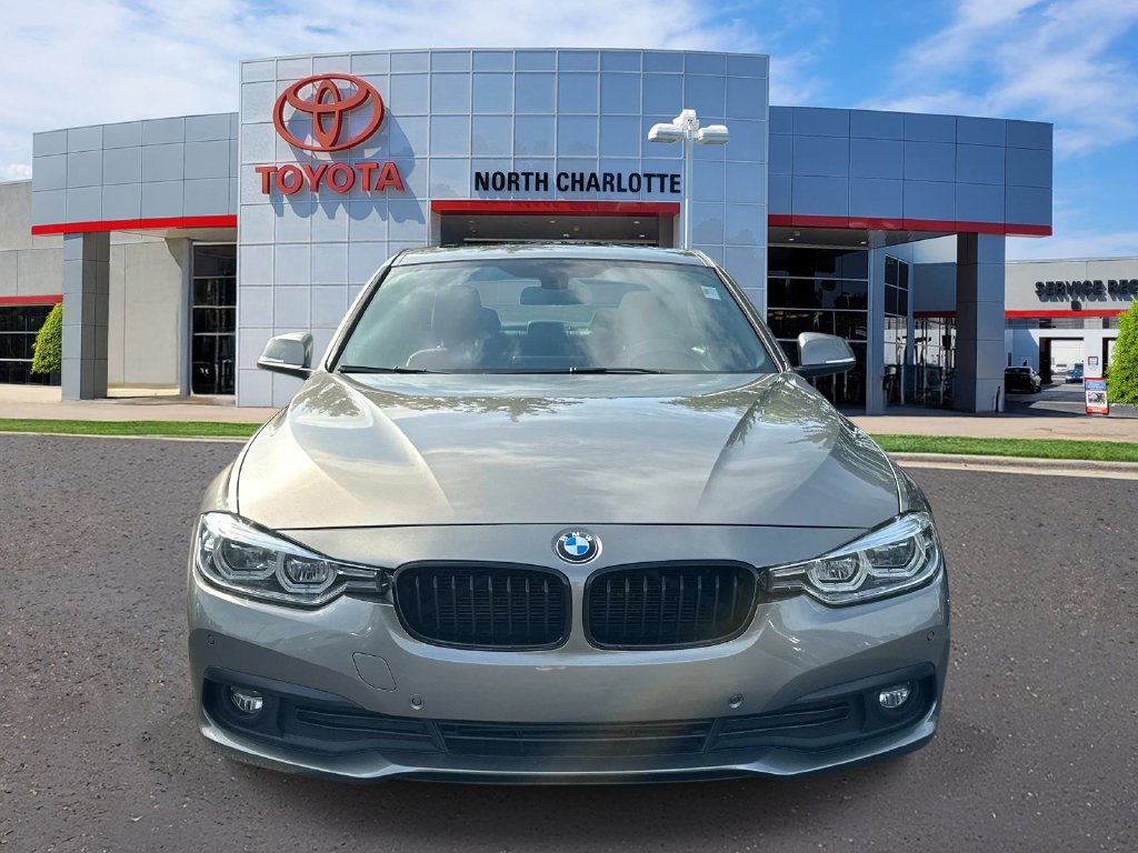 Used 2017 BMW 320i Sedan RWD image 2