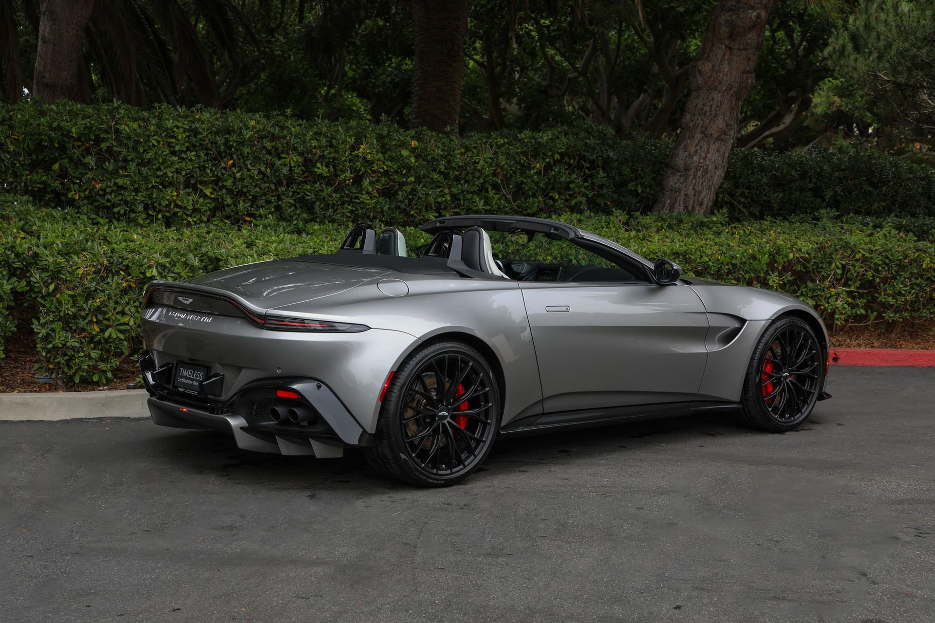 Used 2023 Aston Martin V8 Vantage Roadster RWD image 4