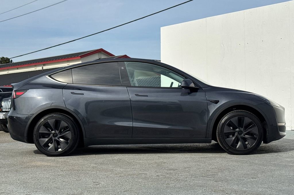 Used 2025 Tesla Model Y Long Range image 2