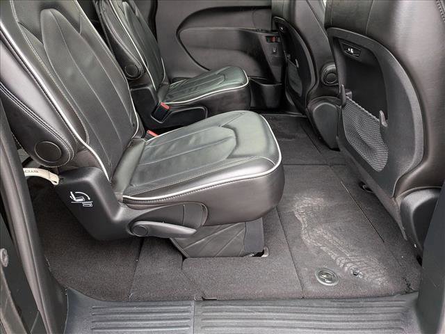 Used 2025 Chrysler Pacifica Limited image 18