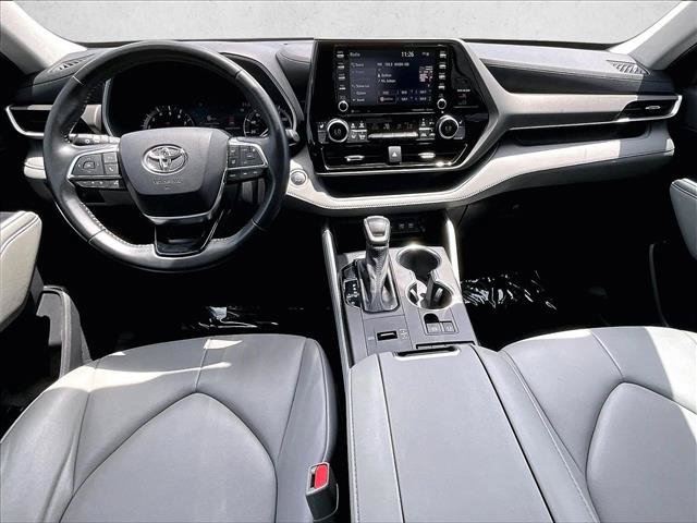Used 2021 Toyota Highlander XLE FWD image 16