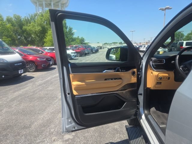 Used 2025 Jeep Grand Wagoneer L Series III w/ Rear Seat Video Group 1 AWD/4WD image 13