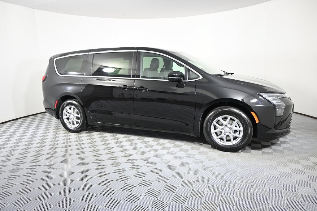 New 2027 Chrysler Pacifica Select FWD image 8