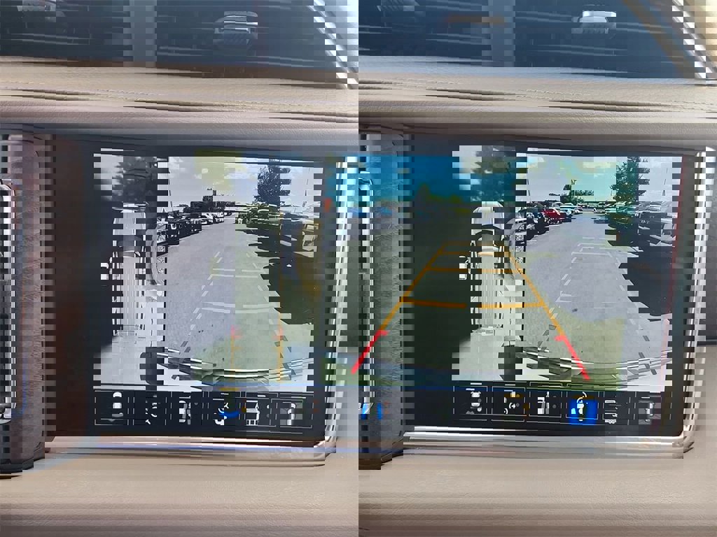 Used 2022 GMC Yukon Denali w/ Advanced Technology Package image 16