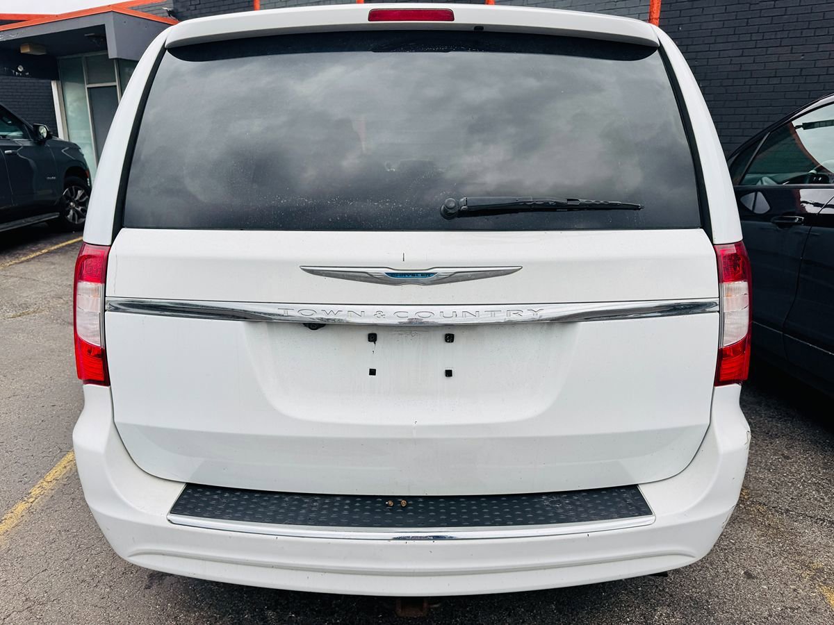 Used 2016 Chrysler Town & Country Touring FWD image 6