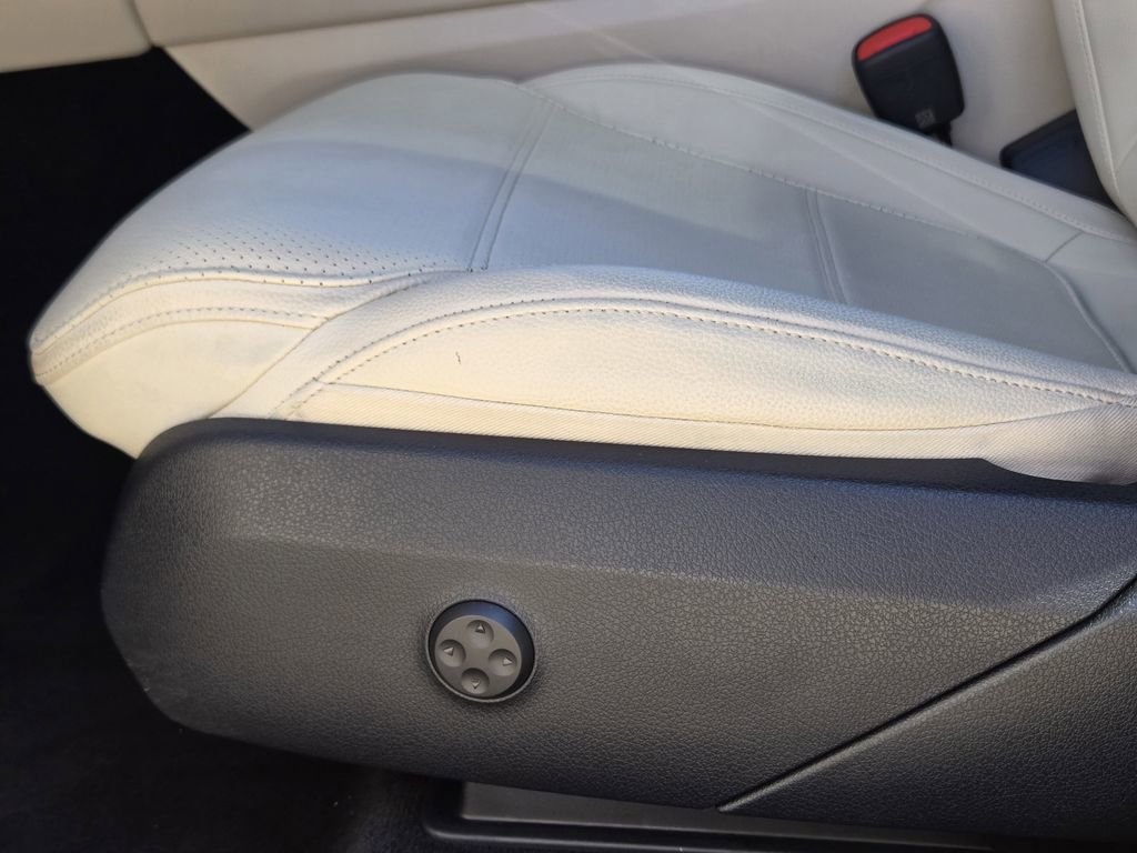 Used 2025 Mercedes-Benz GLC 300 image 31