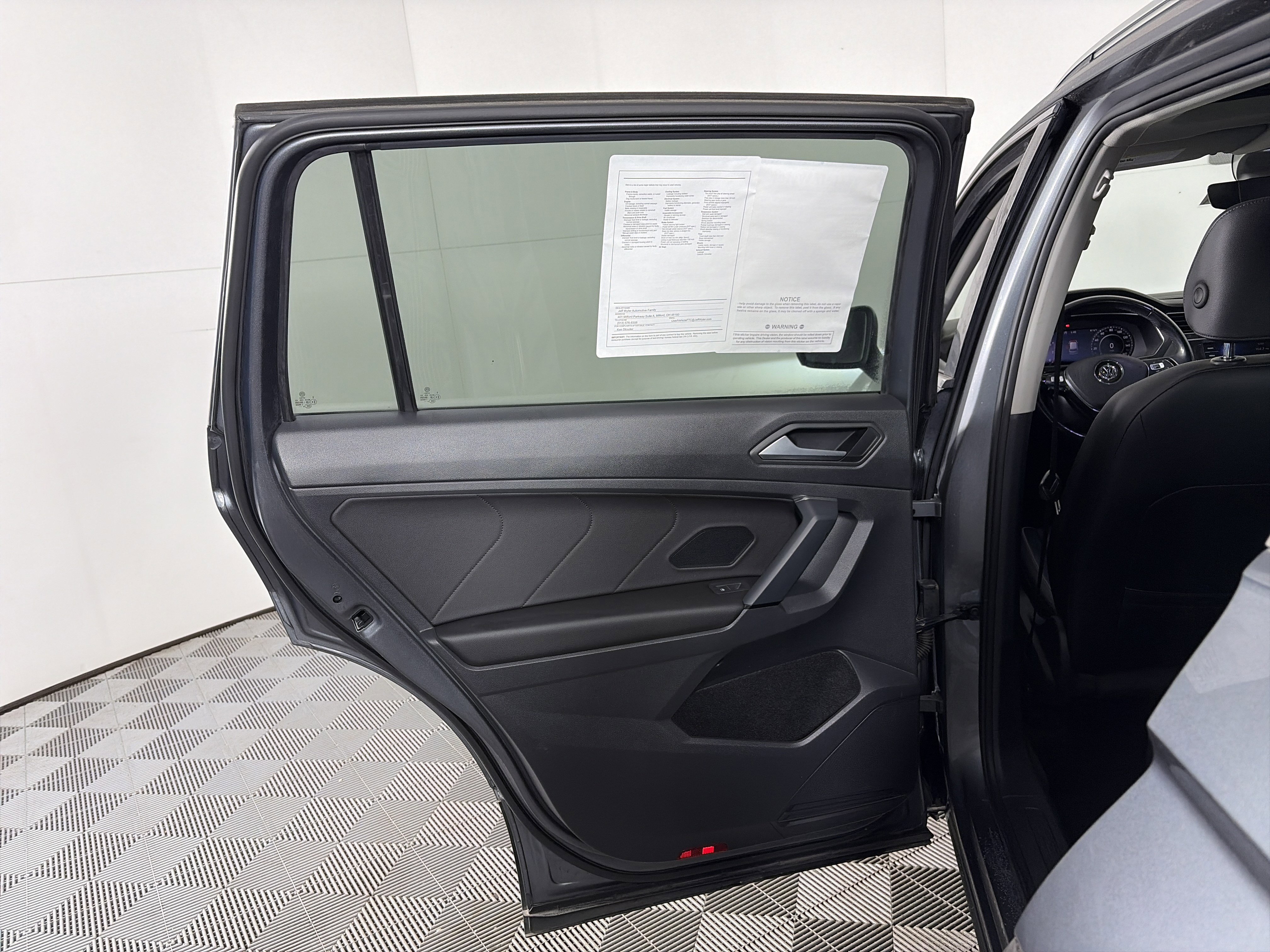 Used 2019 Volkswagen Tiguan SEL Premium image 35