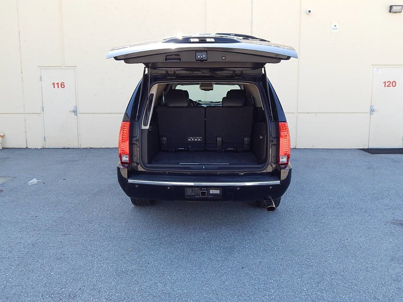 Used 2011 Cadillac Escalade ESV Premium image 12