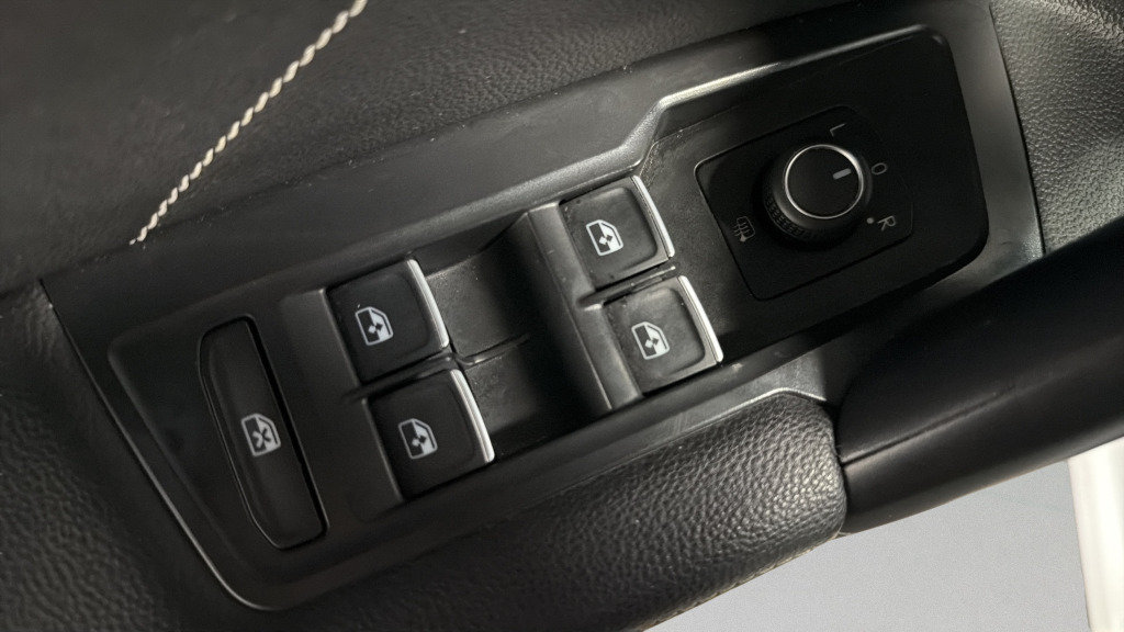 Certified 2023 Volkswagen Tiguan SE R-Line AWD/4WD image 15
