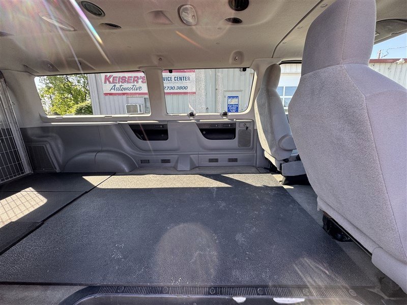 Used 2011 Ford E-350 and Econoline 350 XLT RWD image 13