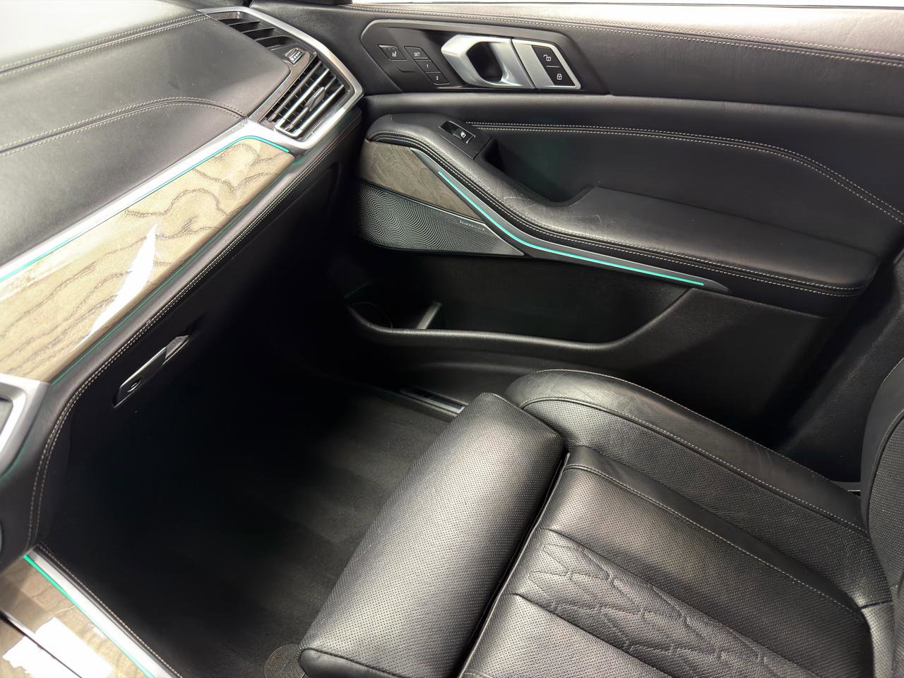 Used 2020 BMW X5 M50i w/ Executive Package image 26