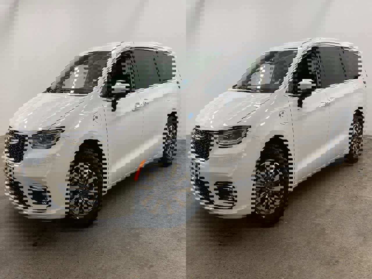 Used 2023 Chrysler Pacifica Touring-L image 1