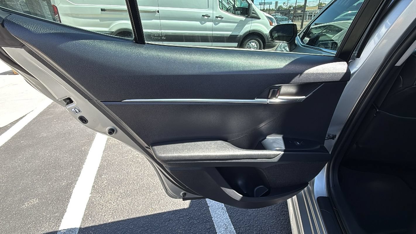 Used 2018 Toyota Camry SE w/ Convenience Package FWD image 11