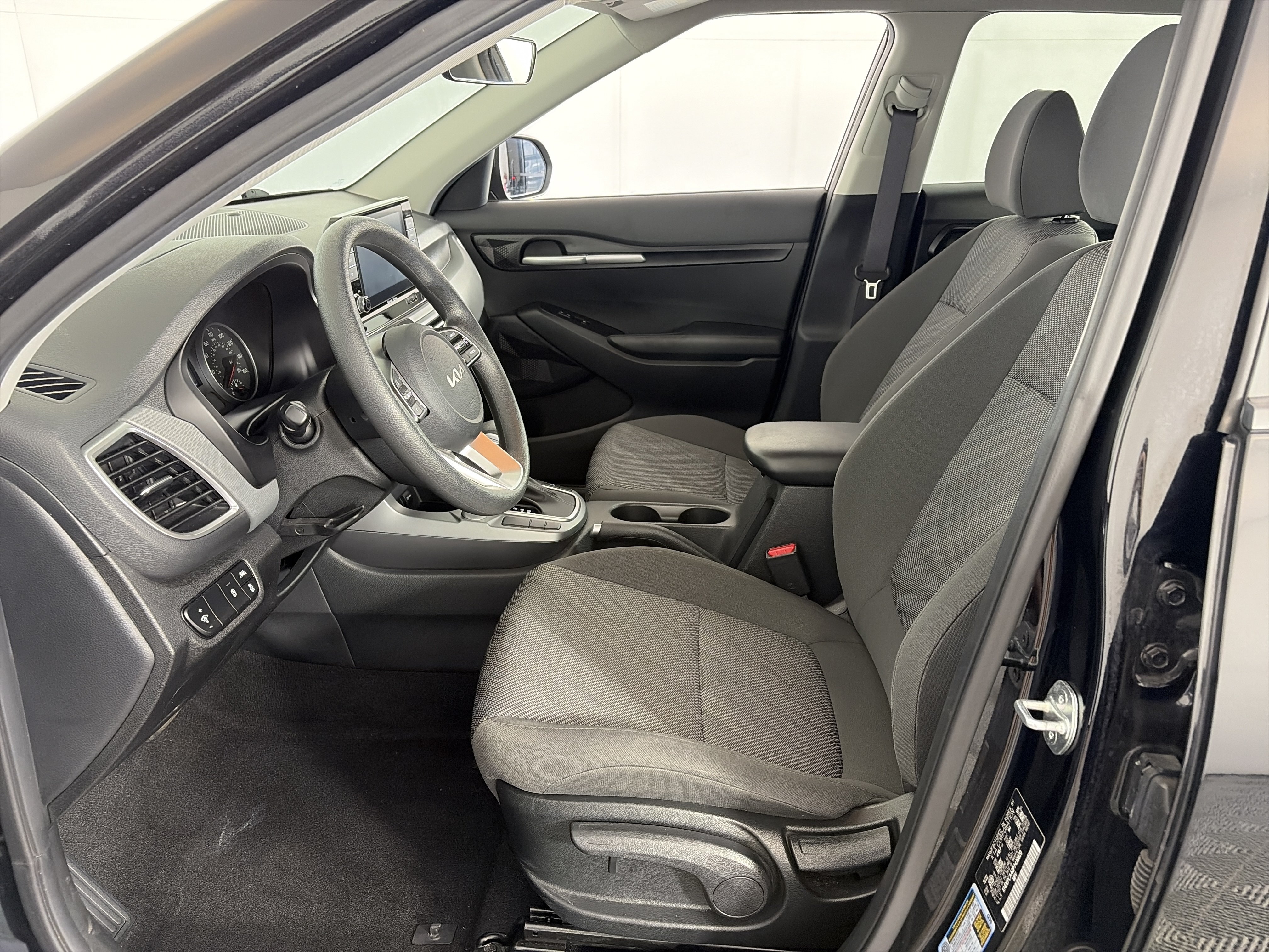 Used 2023 Kia Seltos LX AWD/4WD image 6