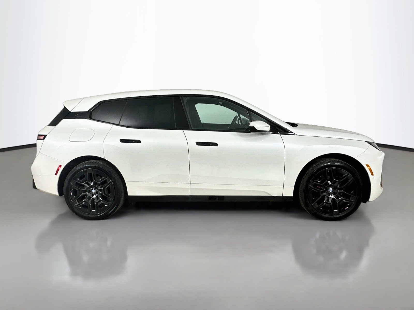 Used 2026 BMW iX xDrive60 w/ M Sport Package AWD/4WD image 4