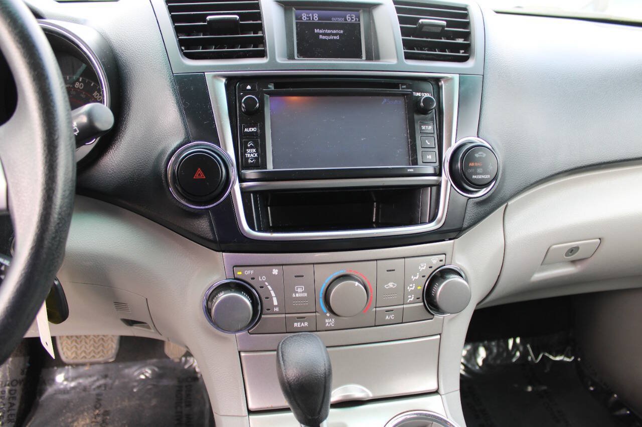 Used 2013 Toyota Highlander 4WD w/ Cold Weather Pkg image 14