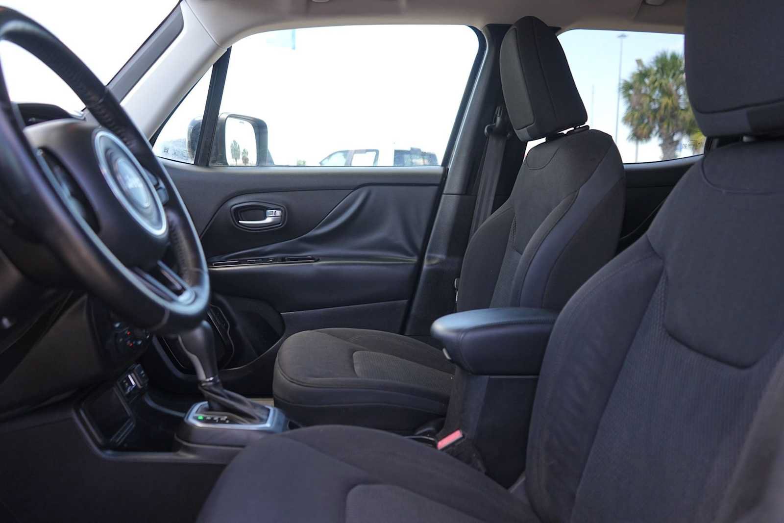 Used 2018 Jeep Renegade Altitude FWD image 11