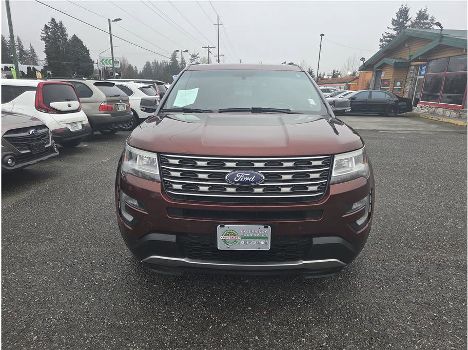 Used 2016 Ford Explorer XLT w/ Equipment Group 202A image 3