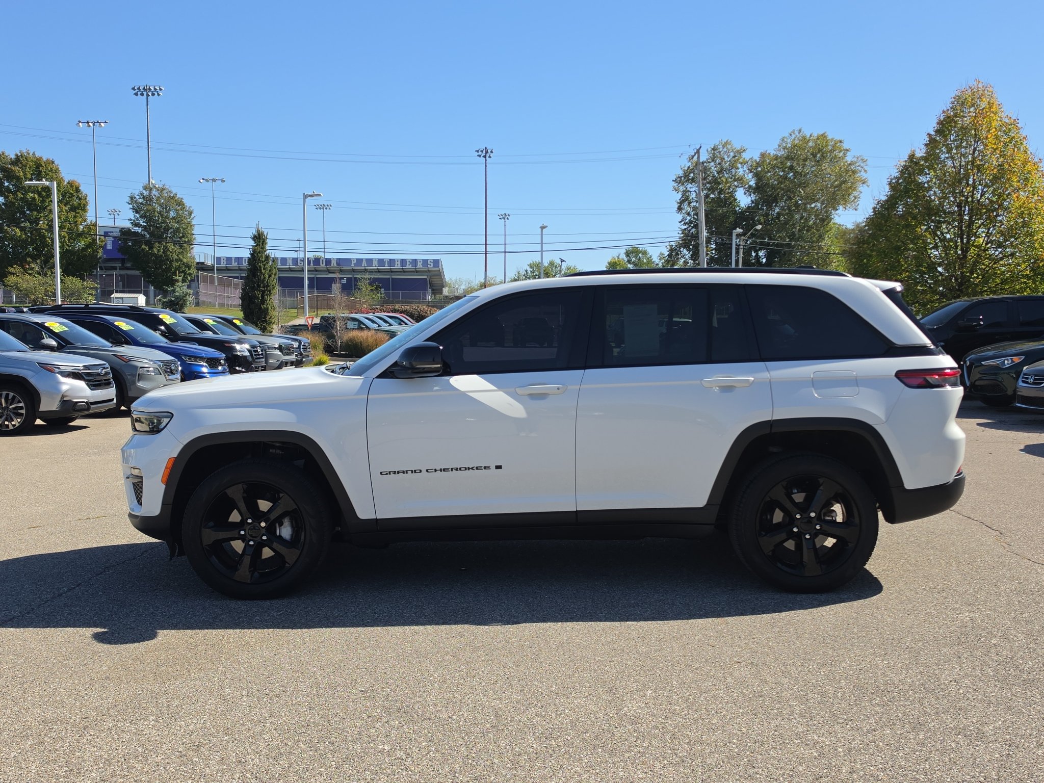 Used 2023 Jeep Grand Cherokee Limited w/ Black Appearance Package AWD/4WD image 4