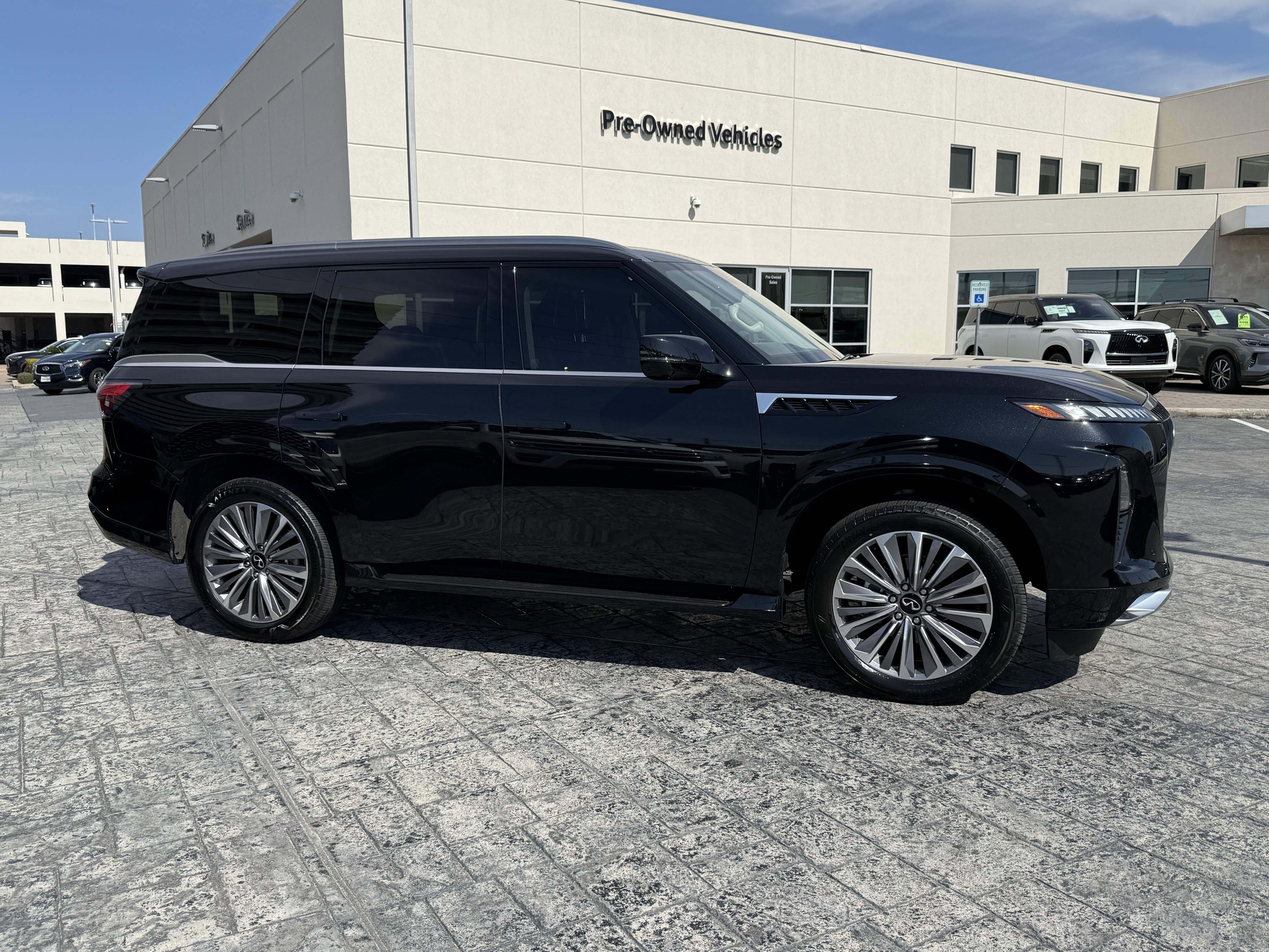Certified 2025 INFINITI QX80 Sensory image 8