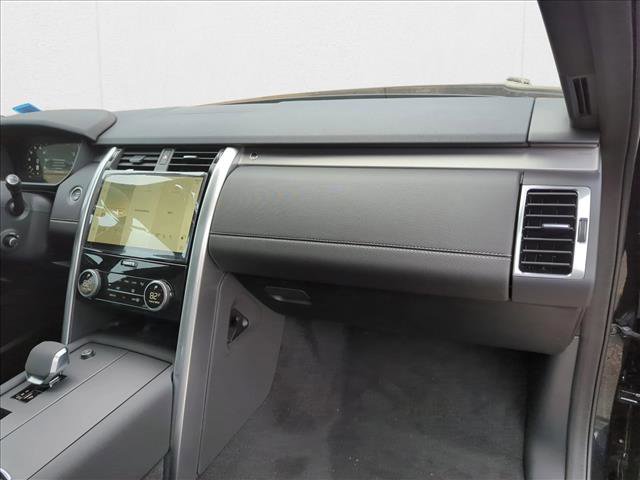New 2024 Land Rover Discovery Dynamic SE image 8