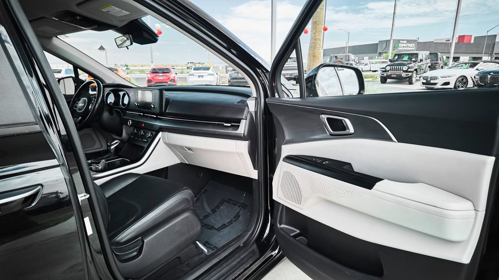 Used 2022 Kia Carnival LX FWD image 9