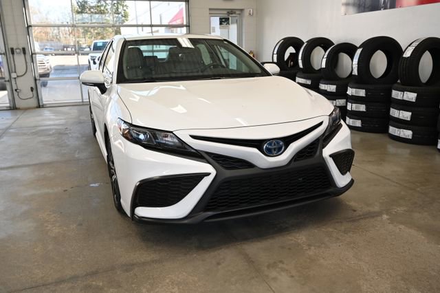 Used 2023 Toyota Camry SE w/ Cold Weather Package image 3