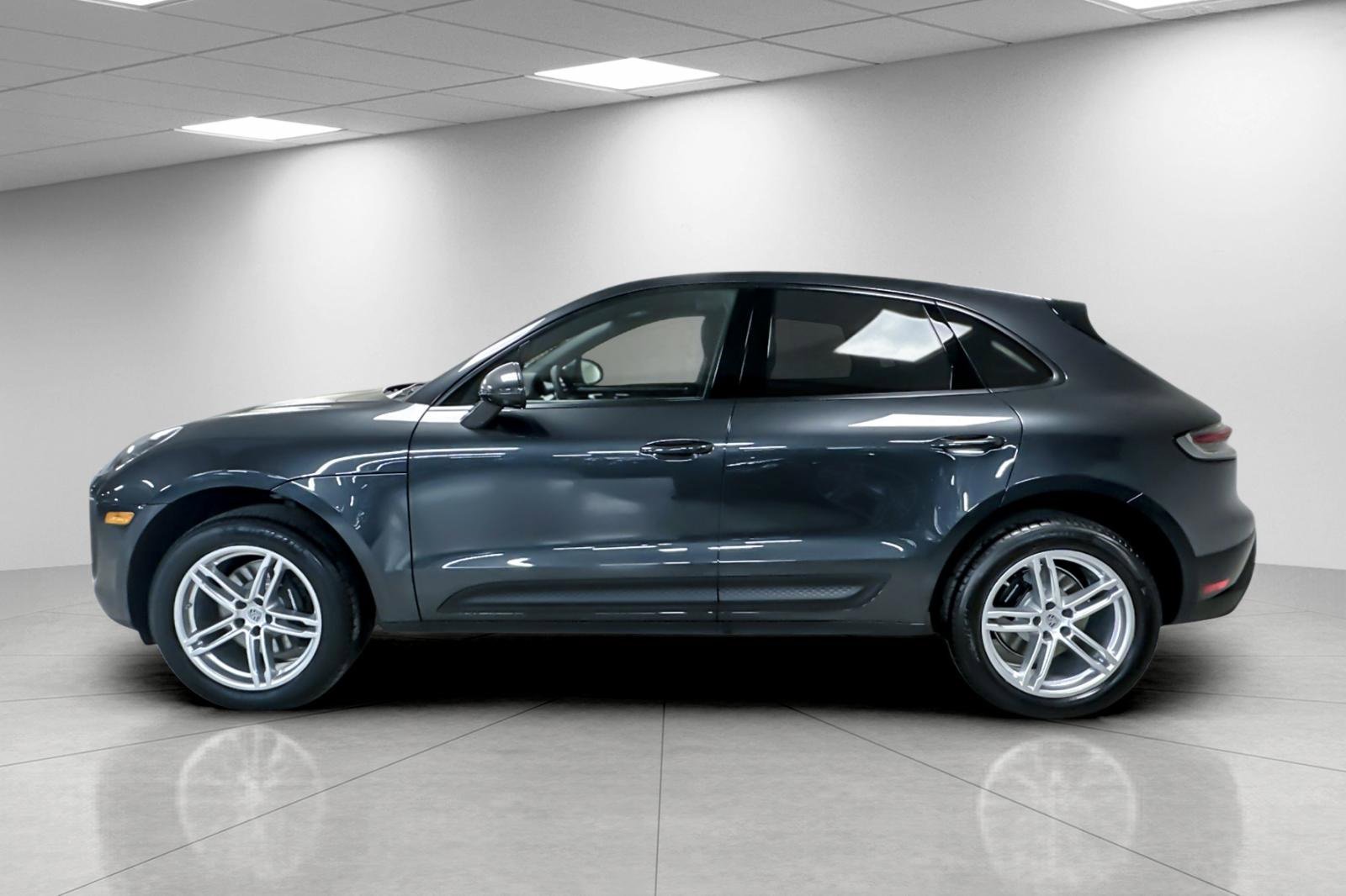 Used 2025 Porsche Macan image 2