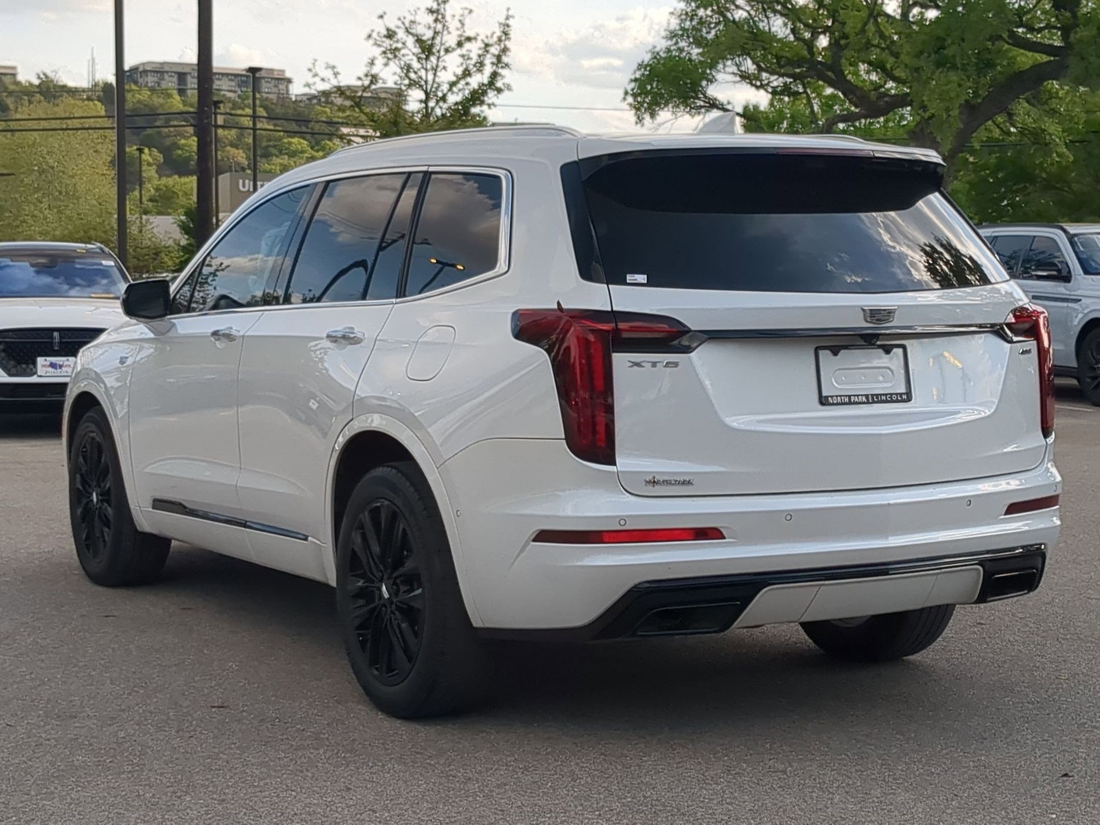 Used 2021 Cadillac XT6 Premium Luxury w/ LPO, ONYX Package image 5