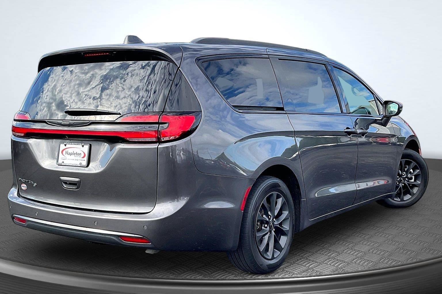 Used 2021 Chrysler Pacifica Touring-L w/ S Appearance Package FWD image 2